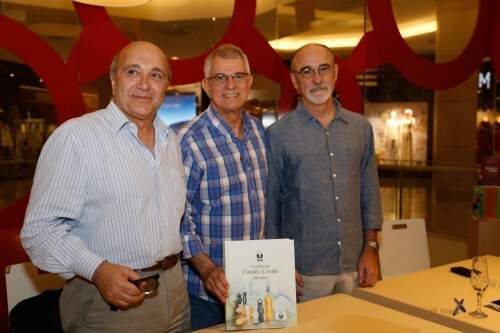 Newton Kalil com Ney Silva e Dante Arioli, cujas receitas fazem parte do livro, acompanharam o lançamento. (Foto:  Lenara Petenuzzo/especial)