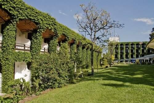 Uma intensa cortina verde cerca o hotel Laje de Pedra, que registra maior índice de ocupação neste Natal. (Foto: divulgação)