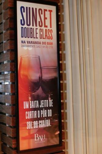 O bem elaborado cartaz do Bah, com referência à happy hour. Restaurante. (Foto: : Lenara Petenuzzo/especial)