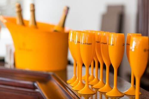 Champanheira e taças personalizadas da Veuve Cliquot. (Foto:  divulgação)