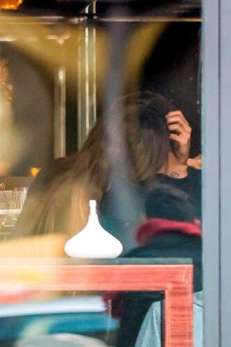 Izabel Goulart e Kevin Trapp trocam carinhos em restaurante em Paris. (Foto: Reprodução)