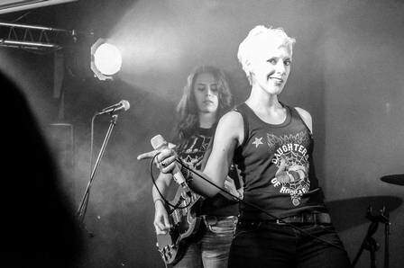 Francesa é vocalista em uma banda. (Foto: Reprodução)