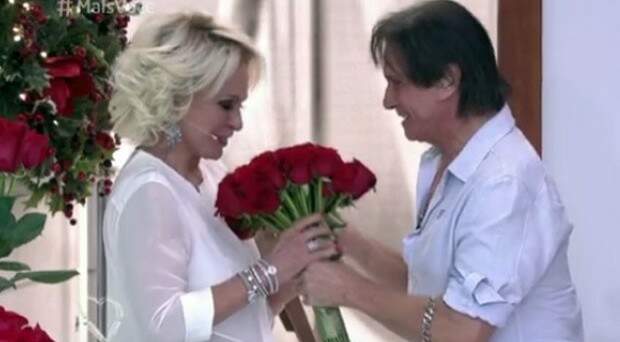 Ana Maria Braga recebe rosas de Roberto Carlos. (Foto: Reprodução)