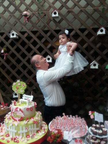 Padilha brinca com a filha. "Muito tranquila, porém muito ágil", como o pai. (Foto: Divulgação)