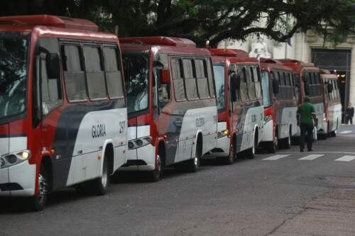 Lotações da Linha Glória participaram de carreata de protesto e não estão circulando nesta quarta-feira. (Foto: Lucas Uebel)