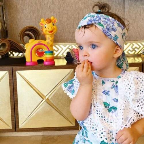 O que não falta a Millie-Belle é estilo. (Foto: Reprodução)