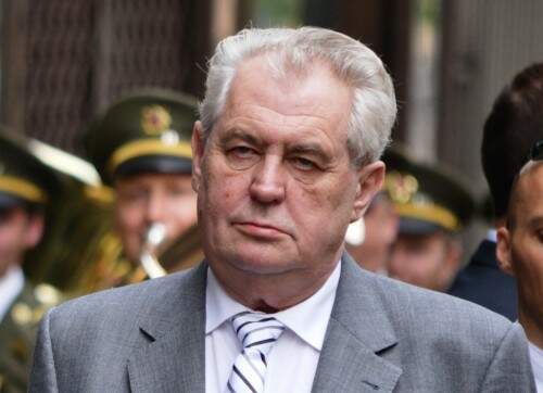 O presidente de 71 anos acrescentou que "é possível ter compaixão com os velho, doentes e crianças, mas que os homens jovens devem voltar a seus países para lutar contra os jihadistas" (Foto: AFP) 