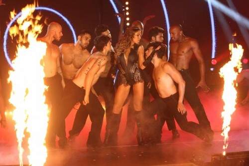 Apresentadora apareceu com o figurino sexy da cantora fazendo a coreografia de "End of Time". (Foto: Reprodução)