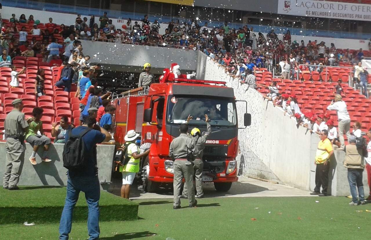 Papai Noel chegou no caminhão do Corpo de Bombeiros em dia ensolarado. (Foto: Divulgação)