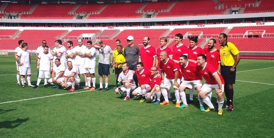 Equipes do segundo jogo deste sábado posam para a foto oficial.