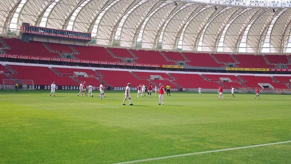 Calor não impediu participantes de se divertirem no gramado da casa colorada.