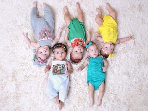 Pai deixou o emprego para cuidar dos bebês. Foto: Reprodução