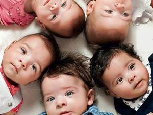 Arthur, Lais, Gabriela, Giulia e Melissa tomam em média 40 mamadeiras de leite por dia (Foto: Reprodução)