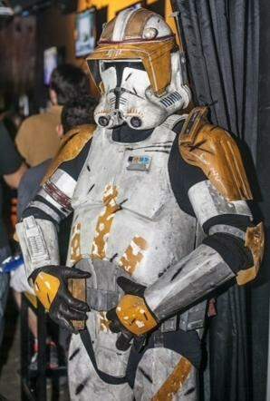 Boneco com armadura de guerreiro clone recepciona frequentadores. (Foto: Reprodução)