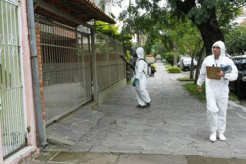 Agentes da prefeitura realizam bloqueio da dengue e do zika vírus com aplicação de inseticida no bairro Santana.  (Foto: Cristine Rochol/PMPA)