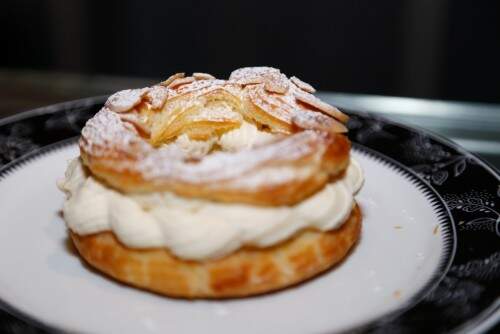 A seleção de delicias incluiu este delicioso profiterole coberto com creme de amêndoas. (foto: Lenara Petenuzzo/especial)