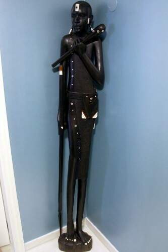 No detalhe: a singular escultura africana evidencia o senso apurado da embaixadora Leda Lúcia Camargo. (Foto: Lucas Uebel/ O Sul) 