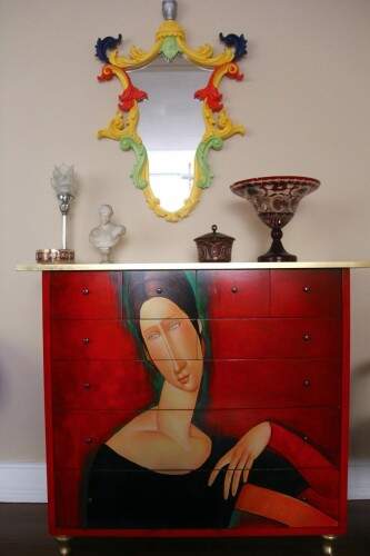 A cômoda com uma reprodução de um quadro de Modigliani é uma das originalidades que evidenciam a elegância na decoração. (Foto: Lucas Uebel/ O Sul) 