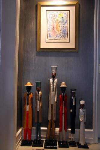 Esculturas se alternam no ambiente com peças de arte clássica. (Foto: Lucas Uebel/ O Sul) 