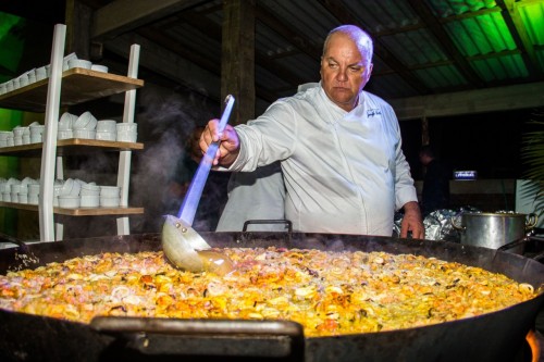 Chef Jorge Aita no preparo da Paella de verão da Savarauto. (Foto: Jackson Ciceri/O Sul)