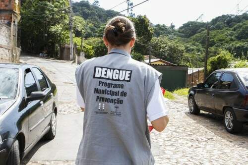 Agentes que fazem o controle da dengue devem estar uniformizados, identificados e usar crachá, orientam autoridades. Em Porto Alegre, os profissionais usam o uniforme acima. (Crédito: Cristine Rochol/PMPA)