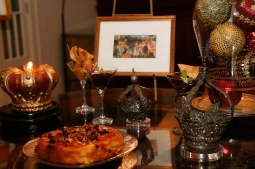 Coroas antigas de prata, uma vela no formato de coroa, a reprodução da visita dos reis Magos ao Menino em Belém compõem a mesa com as iguarias especiais e o bolo contendo a fava, que ao ser encontrado numa das fatias torna o felizardo que encontrou o “Rei” da noite. (Foto: Lenara Petenuzzo/especial) 