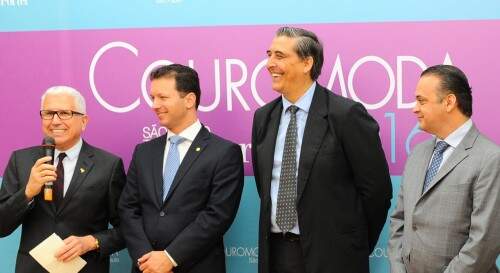 Na abertura da Couromoda, em São Paulo, Francisco Santos estava acompanhado do deputado federal Nelson Marchezan Júnior, Giovani Feltes, secretário da Fazenda do Rio Grande do Sul, e Roberto de Lucena, secretário de Turismo do Estado de São Paulo. (crédito foto: Fabio Castro/Studio F)