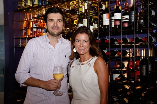 Laura Ormazabal Moura e René Ormazabal Moura junto à artística adega montada por Carlos Kolesny, leia-se Ergocentro, durante os festejos. (Foto: Lenara Petenuzzo/especial)