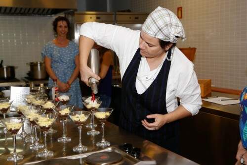 A chef Belen Ruiz Montava numa das aulas em que ensinou a fazer tapas. (Foto: Lenara Petenuzzo/especial)