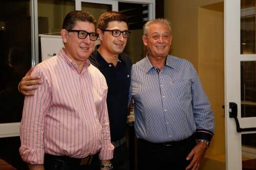 Chico e Rodrigo Tasca com Elson Furini receberam os convidados na apresentação da nova casa. (Foto: Lenara Petenuzzo/especial)