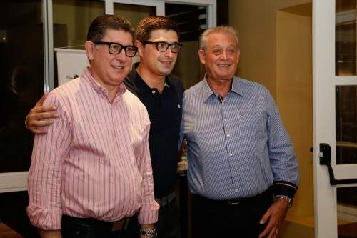 Chico e Rodrigo Tasca com Elson Furini receberam os convidados na apresentação da nova casa. (Foto: Lenara Petenuzzo/especial)