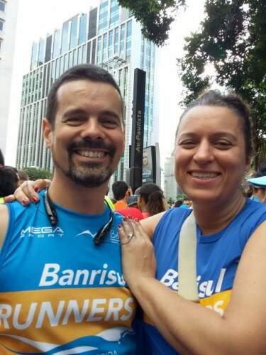 Ana Luisa Seffner e André Luis Pinto festejaram com os companheiros a participação na corrida. (Foto: divulgação)