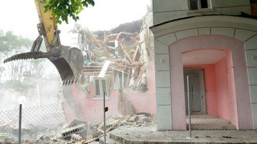 A antiga casa rosa está em pedaços após a demolição. Foto: Reprodução