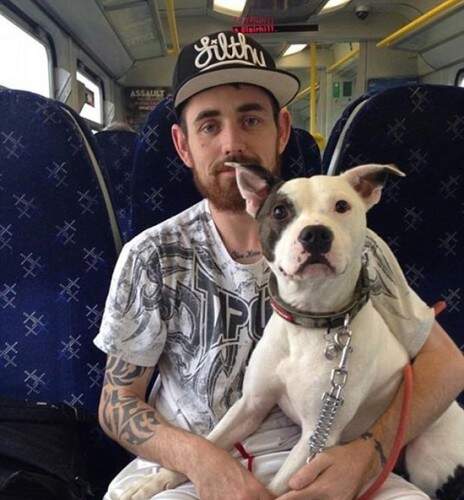 Mark O'Neill ao lado de Patch, seu melhor amigo. (Crédito: Reprodução)