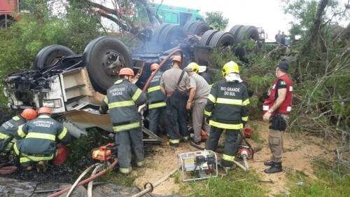 O motorista ficou preso nas ferragens e morreu. (Foto: PRF/Divulgação) 