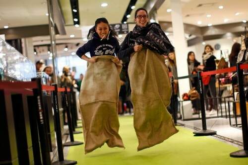 Meninas passam por prova antes de ir às compras. (Foto: Reprodução)