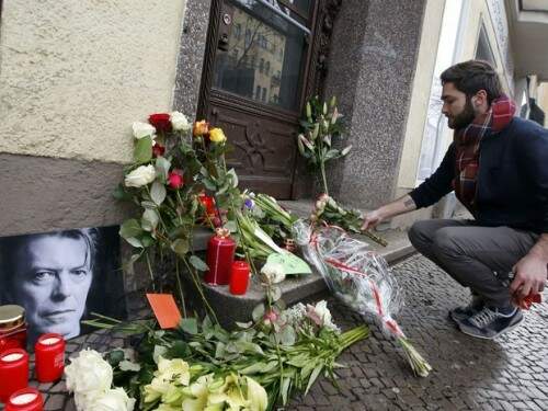 Fã de David Bowie deposita flores em frente ao apartamento em que o cantor morou em Berlim entre 1976 e 1978. (Foto: Reprodução)