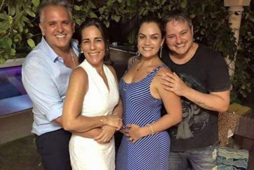 Glória Pires e o marido, Orlando Morais, em jantar com Manno Góes e Janaina. (Foto: Reprodução)