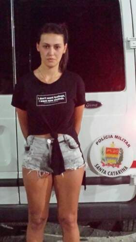 Paula Rodrigues vivia no litoral catarinense com o namorado, Juliano Biron da Silva, suspeito de matar o fotógrafo José Gustavo Bertuol Gargioni. (Crédito: Reprodução)