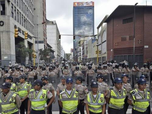 Policiais venezuelanos, alguns deles com aparatos de choque, fazem barreira diante da Assembleia Nacional em Caracas. O presidente Nicolas Maduro ordenou que as forças de segurança fossem reforçadas para a cerimônia que dá à oposição o poder do Congresso. (Foto: Reprodução)