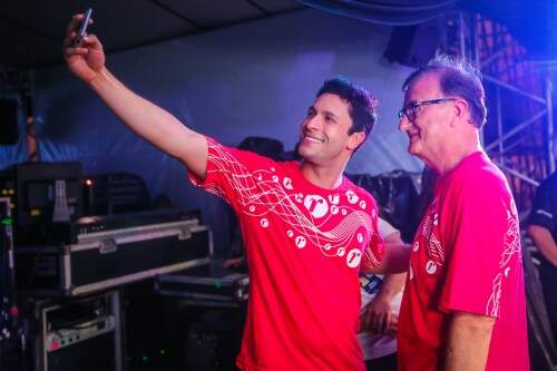 O ator Rainer Cadete aproveitou para tirar uma selfie com José Galló nos bastidores do show de Luan Santana. (Foto: Lenara Petenuzzo/especial)