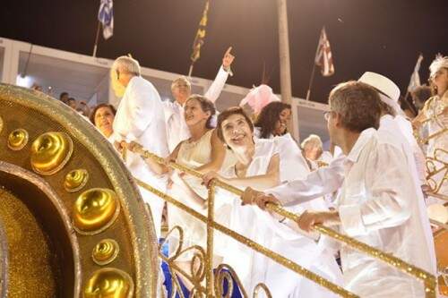 Adriana Calcanhotto: toda de branco numa das alas da Estação Primeira, satisfazendo sonho de infância. (Foto: reprodução)