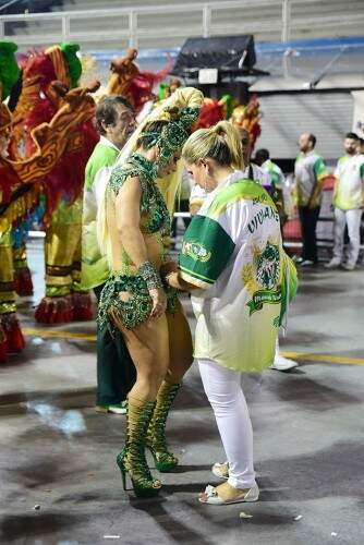 Viviane Araújo precisou fazer ajuste na fantasia. Foto: Reprodução