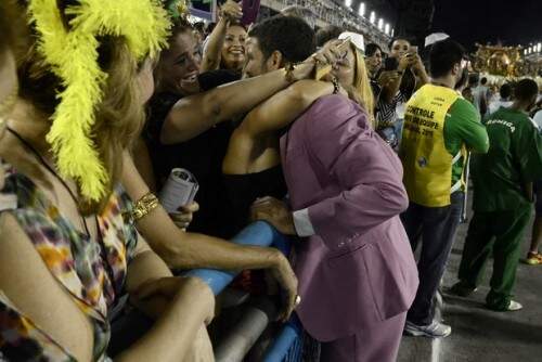 Fãs abraçam e beijam o ator. (Foto: Reprodução)