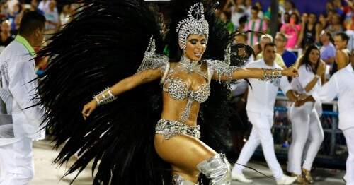 Anitta durante o desfile da Mocidade Independente de Padre Miguel. (foto: reprodução)