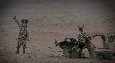 Menino aparece ao lado dos destroços fumegantes e grita “Allahu Akhbar” (Deus é grande) em uma espécie de comemoração. (Foto: Reprodução)