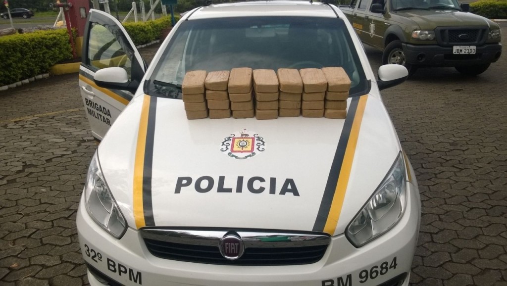 Tijolos de pasta-base de cocaína foram exibidos em viatura da Brigada Militar