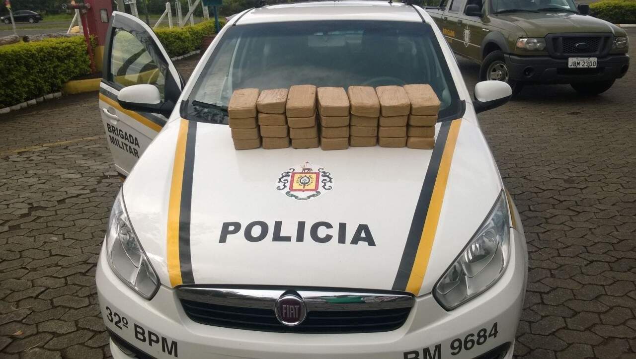 Tijolos de pasta-base de cocaína foram exibidos em viatura da Brigada Militar