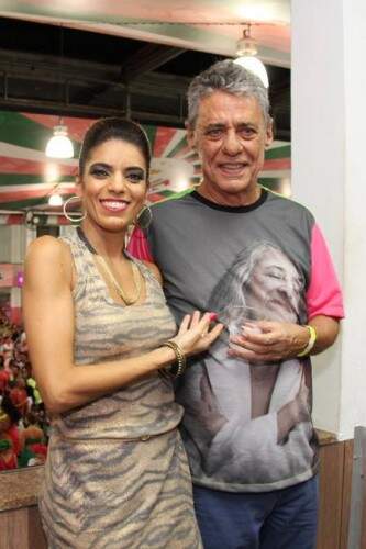 Chico Buarque posa com Priscilla Habib. (Foto: Reprodução)