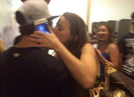 Rayanne e Douglas Sampaio se beijam em shopping. (Foto: Reprodução)
